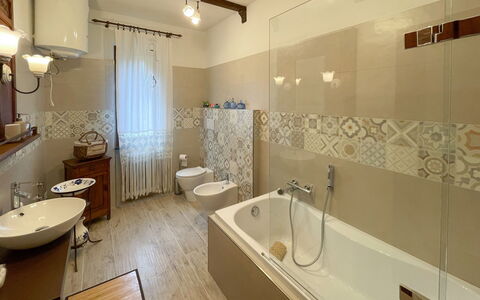 Ca' Breia: Baignoire, Luminaire Plomberie, Robinet, Miroir, Salle De Bains, Évier, Design Intérieur, Éclairage, Sol, Sol