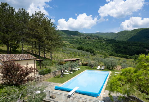 Villa Olivi - Subbiano, Toscana, Pool And Nature: Plante, L'Eau, Nuage, Ciel, Propriété, Piscine, Bleu Azur, Arbre, Paysage Naturel, Montagne