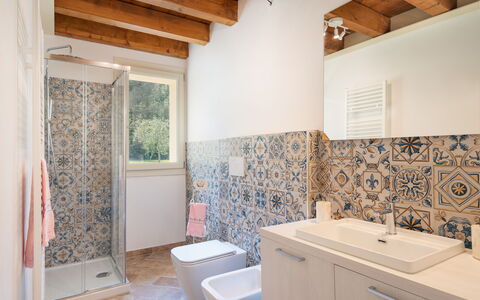 Villa Le Selve: Propriété, Évier, Luminaire Plomberie, Bâtiment, Lavabo, Violet, Salle De Bains, Robinet, Armoire De Toilette, Bois