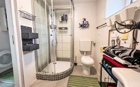 Karl 100: Bâtiment, Design Intérieur, Sol, Sol, Maison, Salle De Bains, Miroir, Étagère, Plafond