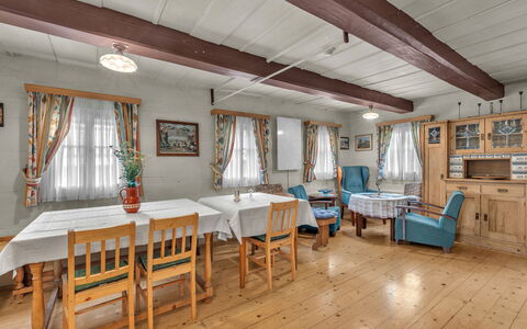Mezná U Hřenska: Meubles, Propriété, Table, Bois, Fenêtre, Bâtiment, Design Intérieur, Plante, Sol, Sol