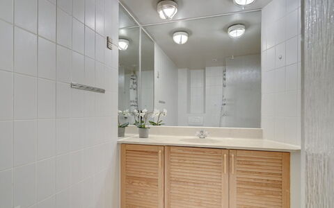 Marinus - 100M from the Sea: Design Intérieur, Sol, Mur, Armoire De Toilette, Cabinetry, Luminaire Plomberie, Comptoir, Sol, Lavabo, Salle De Bains