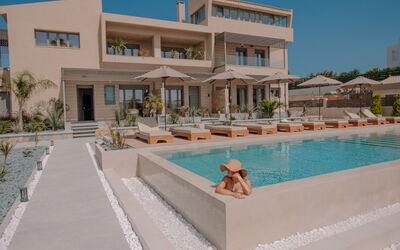 Emmanouil 2.1: L'Eau, Bâtiment, Ciel, Propriété, Piscine, Bleu Azur, Condominium, Design Intérieur, Mobilier De Jardin, Plante