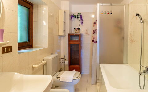 Glicine: Luminaire Plomberie, Baignoire, Propriété, Robinet, Miroir, Évier, Vert, Violet, Salle De Bains