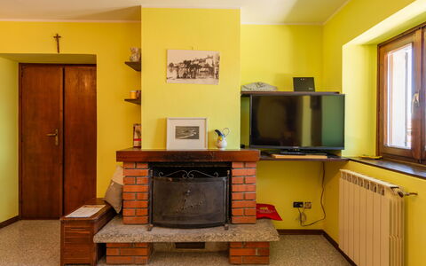 Glicine: Cabinetry, Meubles, Bâtiment, Fenêtre, Bois, Cuisine, Électroménager, Design Intérieur, Sol, Télévision