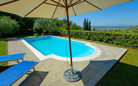 Il Farinaio: Table, Ciel, Meubles, Vaisselle, Bâtiment, Design Intérieur, Mobilier De Jardin, Porche, Ombre, Chaise