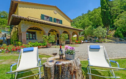 Il Farinaio: Table, Ciel, Meubles, Vaisselle, Bâtiment, Design Intérieur, Mobilier De Jardin, Porche, Ombre, Chaise