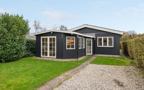 Maybrit - 50M from the Sea: Bleu, Arbuste, Chalet, Couverture De Sol, Jardin, Biens, Ombre, Aménagement Paysager, Ferme, Eco Hôtel