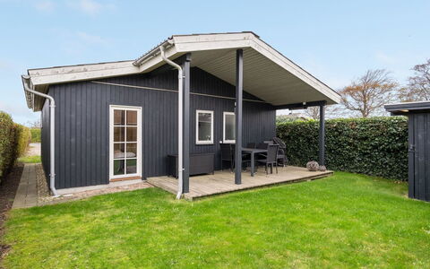 Maybrit - 50M from the Sea: Bleu, Arbuste, Chalet, Couverture De Sol, Jardin, Biens, Ombre, Aménagement Paysager, Ferme, Eco Hôtel