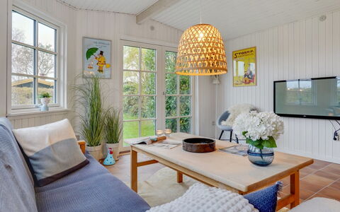 Maybrit - 50M from the Sea: Bleu, Arbuste, Chalet, Couverture De Sol, Jardin, Biens, Ombre, Aménagement Paysager, Ferme, Eco Hôtel