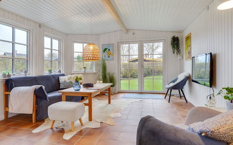 Maybrit - 50M from the Sea: Bleu, Arbuste, Chalet, Couverture De Sol, Jardin, Biens, Ombre, Aménagement Paysager, Ferme, Eco Hôtel