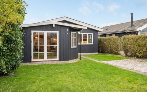 Maybrit - 50M from the Sea: Bleu, Arbuste, Chalet, Couverture De Sol, Jardin, Biens, Ombre, Aménagement Paysager, Ferme, Eco Hôtel