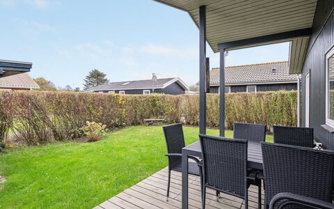 Maybrit - 50M from the Sea: Bleu, Arbuste, Chalet, Couverture De Sol, Jardin, Biens, Ombre, Aménagement Paysager, Ferme, Eco Hôtel