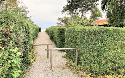 Maybrit - 50M from the Sea: Bleu, Arbuste, Chalet, Couverture De Sol, Jardin, Biens, Ombre, Aménagement Paysager, Ferme, Eco Hôtel