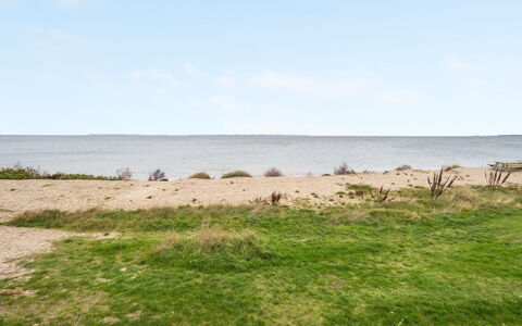 Maybrit - 50M from the Sea: Bleu, Arbuste, Chalet, Couverture De Sol, Jardin, Biens, Ombre, Aménagement Paysager, Ferme, Eco Hôtel