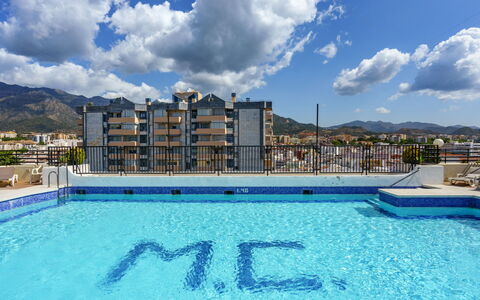 Fuerte Marbella: L'Eau, Plante, Bâtiment, Jour, Propriété, Piscine, Fenêtre, Ciel, Bleu Azur, La Nature