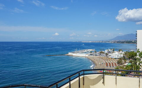 Fuerte Marbella: L'Eau, Plante, Bâtiment, Jour, Propriété, Piscine, Fenêtre, Ciel, Bleu Azur, La Nature