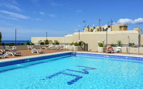 Fuerte Marbella: L'Eau, Plante, Bâtiment, Jour, Propriété, Piscine, Fenêtre, Ciel, Bleu Azur, La Nature