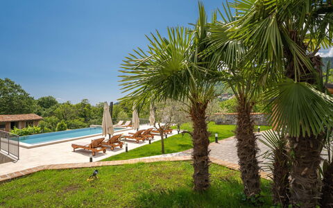 Mila: L'Eau, Plante, Bâtiment, Jour, Propriété, Piscine, Fenêtre, Ciel, Bleu Azur, La Nature