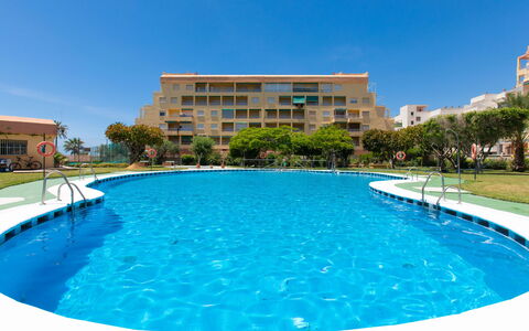 Marina: L'Eau, Ciel, Bâtiment, Propriété, Piscine, Plante, Bleu, Bleu Azur, Maison, Arbre