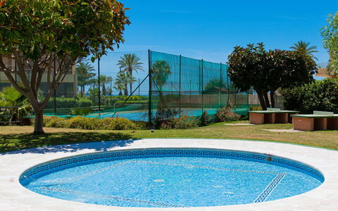 Marina: L'Eau, Plante, Propriété, Jour, Ciel, Botanique, Bleu Azur, La Nature, Arbre, Bâtiment