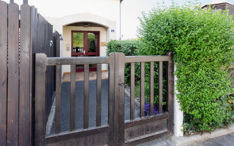 Pavillon Gabriel: Plante, Meubles, Ciel, Chaise, Table, Mobilier De Jardin, Ombre, Bois, Bâtiment, Tableau De Plein Air