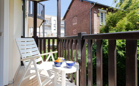 Pavillon Gabriel: Plante, Meubles, Ciel, Chaise, Table, Mobilier De Jardin, Ombre, Bois, Bâtiment, Tableau De Plein Air