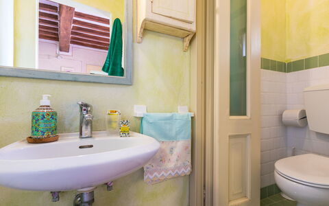 Montaione 620: Miroir, Propriété, Photographier, Robinet, Violet, Salle De Bains, Vert, Bleu, Évier, Lavabo