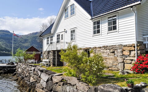 Ørviksnes: Plante, Bâtiment, L'Eau, Propriété, Fenêtre, Maison, Ciel, Nuage, Bois, Architecture