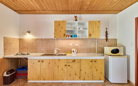 Desná V Jizerských Horách 407: Bois, Sol, Design Intérieur, Cabinetry, Plafond, Cuisine, Sol, Meubles, Comptoir, Pièce