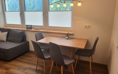Bergblick: Meubles, Table, Propriété, Chaise, Bois, Fenêtre, Design Intérieur, Sol, Sol, Plante D'Appartement