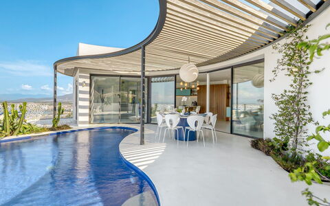 Donut: L'Eau, Ciel, Bâtiment, Propriété, Vaisselle, Fenêtre, Station Balnéaire, Bleu Azur, Table, Architecture