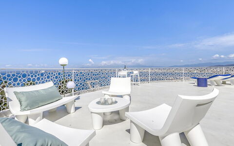 Donut: L'Eau, Ciel, Bâtiment, Propriété, Vaisselle, Fenêtre, Station Balnéaire, Bleu Azur, Table, Architecture