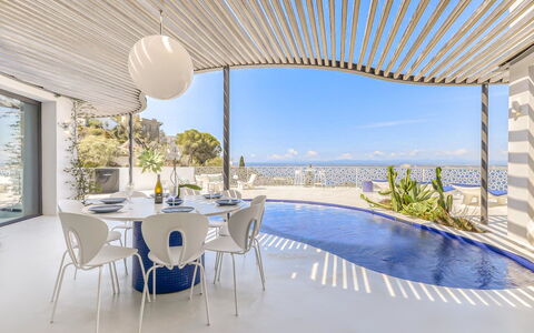 Donut: L'Eau, Ciel, Bâtiment, Propriété, Vaisselle, Fenêtre, Station Balnéaire, Bleu Azur, Table, Architecture