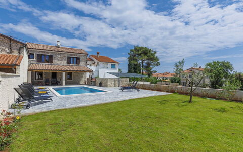 Stara Hiža: L'Eau, Ciel, Bâtiment, Propriété, Vaisselle, Fenêtre, Station Balnéaire, Bleu Azur, Table, Architecture