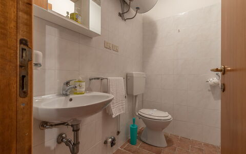 Casa Tramonti: Miroir, Évier, Luminaire Plomberie, Propriété, Robinet, Bâtiment, Lavabo, Violet, Salle De Bains, Design Intérieur
