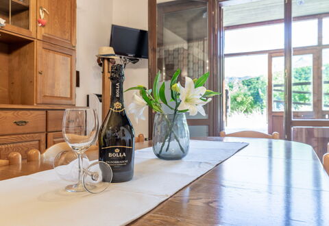 Casa Tramonti: Table, Meubles, Propriété, Plante, Cabinetry, Bouteille, Bâtiment, Fenêtre, Bois, Comptoir