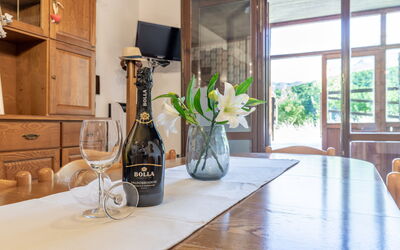 Casa Tramonti: Table, Meubles, Propriété, Plante, Cabinetry, Bouteille, Bâtiment, Fenêtre, Bois, Comptoir