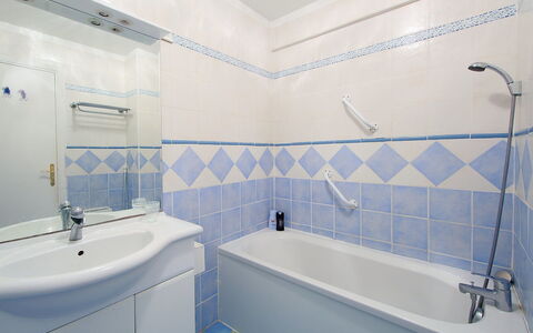 Cagnes-Sur-Mer 160: Baignoire, Luminaire Plomberie, Robinet, Miroir, Propriété, Salle De Bains, Bleu Azur, Évier, Tete De Douche, Bâtiment