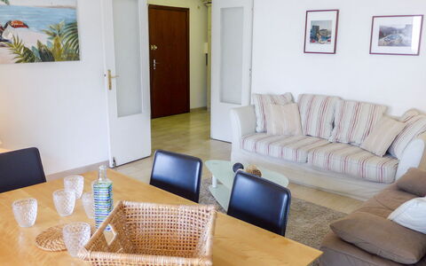 Cagnes-Sur-Mer 160: Table, Meubles, Propriété, Canapé, Cadre, Bleu Azur, Bois, Design Intérieur, Confort, Plante