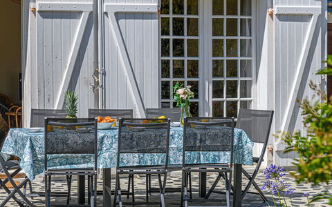 Villa Cornouailles: Plante, Propriété, Meubles, Bois, Chaise, Fleur, Design Intérieur, Fenêtre, Ombre, Architecture