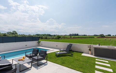 Villa Valero: Nuage, Table, Ciel, Meubles, Propriété, Chaise, Bâtiment, L'Eau, Mobilier De Jardin, Design Intérieur
