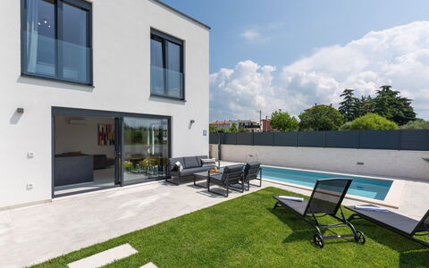 Villa Valero: Nuage, Table, Ciel, Meubles, Propriété, Chaise, Bâtiment, L'Eau, Mobilier De Jardin, Design Intérieur