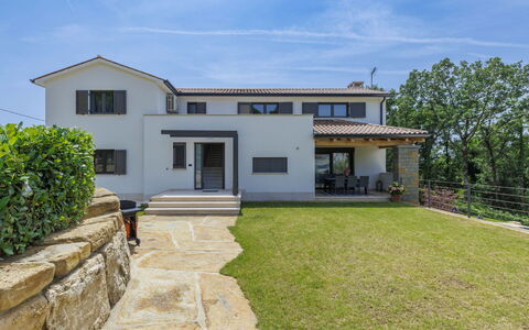 Rokvilla: Ciel, Bâtiment, Nuage, Fenêtre, Plante, Arbre, Maison, Architecture, Lot Terre, Porte