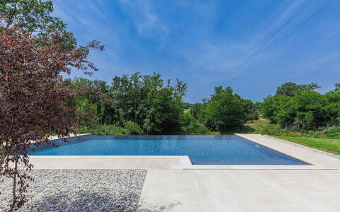 Rokvilla: Ciel, L'Eau, Nuage, Plante, Piscine, Herbe, Rectangle, Ombre, Arbre, Paysage