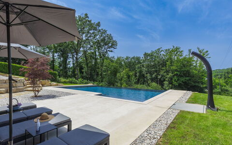 Rokvilla: Ciel, Nuage, L'Eau, Plante, Bleu Azur, Piscine, Ombre, Mobilier De Jardin, Arbre, Balancelle
