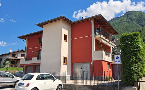Delebio Terrace Apartment: Ciel, Voiture, Nuage, Roue, Véhicule, Bâtiment, Fenêtre, Plante