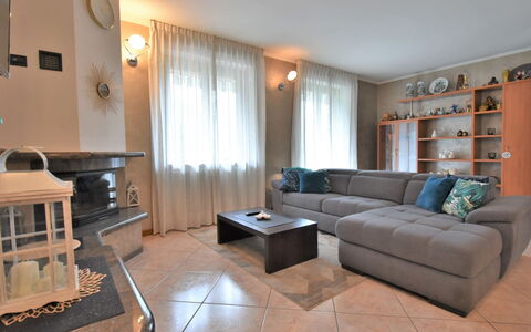 Delebio Terrace Apartment: Nuage, Table, Ciel, Meubles, Propriété, Chaise, Bâtiment, L'Eau, Mobilier De Jardin, Design Intérieur