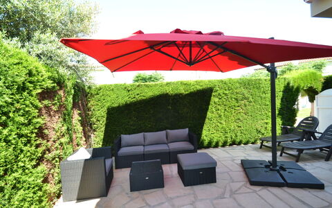 Villa Mallorca: Plante, Vert, Ombre, Botanique, Ciel, Parapluie, Herbe, Mobilier De Jardin, Arbuste, Paysage