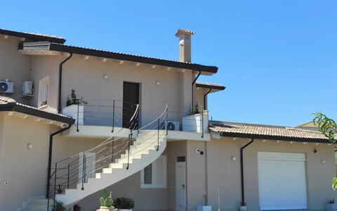 Amici Miei di Levante: Domicile, Maison, Zone Résidentielle, Toit, Porte, Balcon, Biens, Ombre, Villa, Peindre